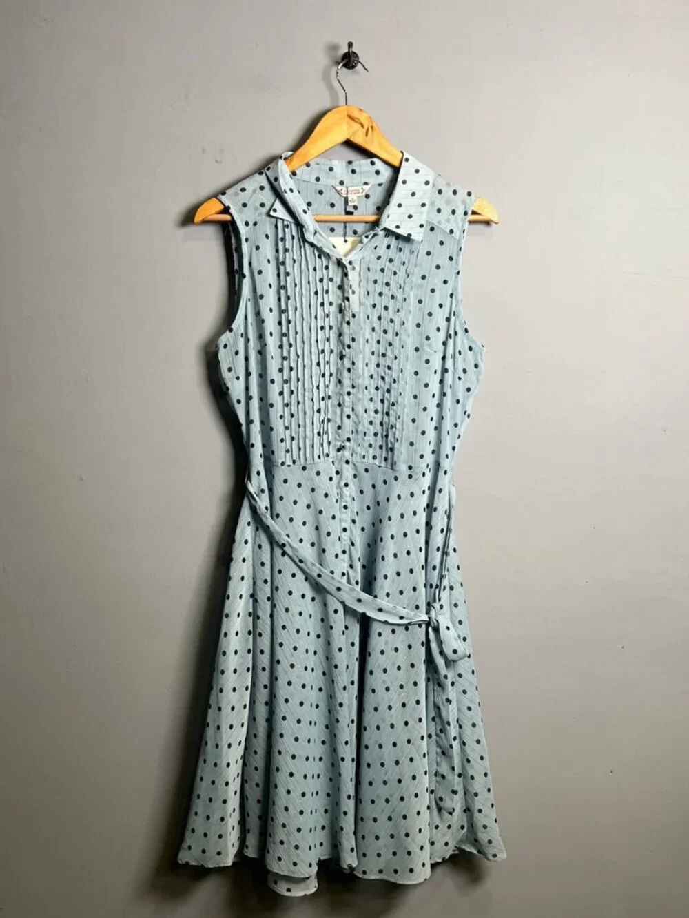 Light blue sleeveless pintuck polka dot dress - Picture 2 of 9